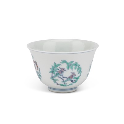 Lot 87 - A CHINESE DOUCAI 'BIRDS' CUP