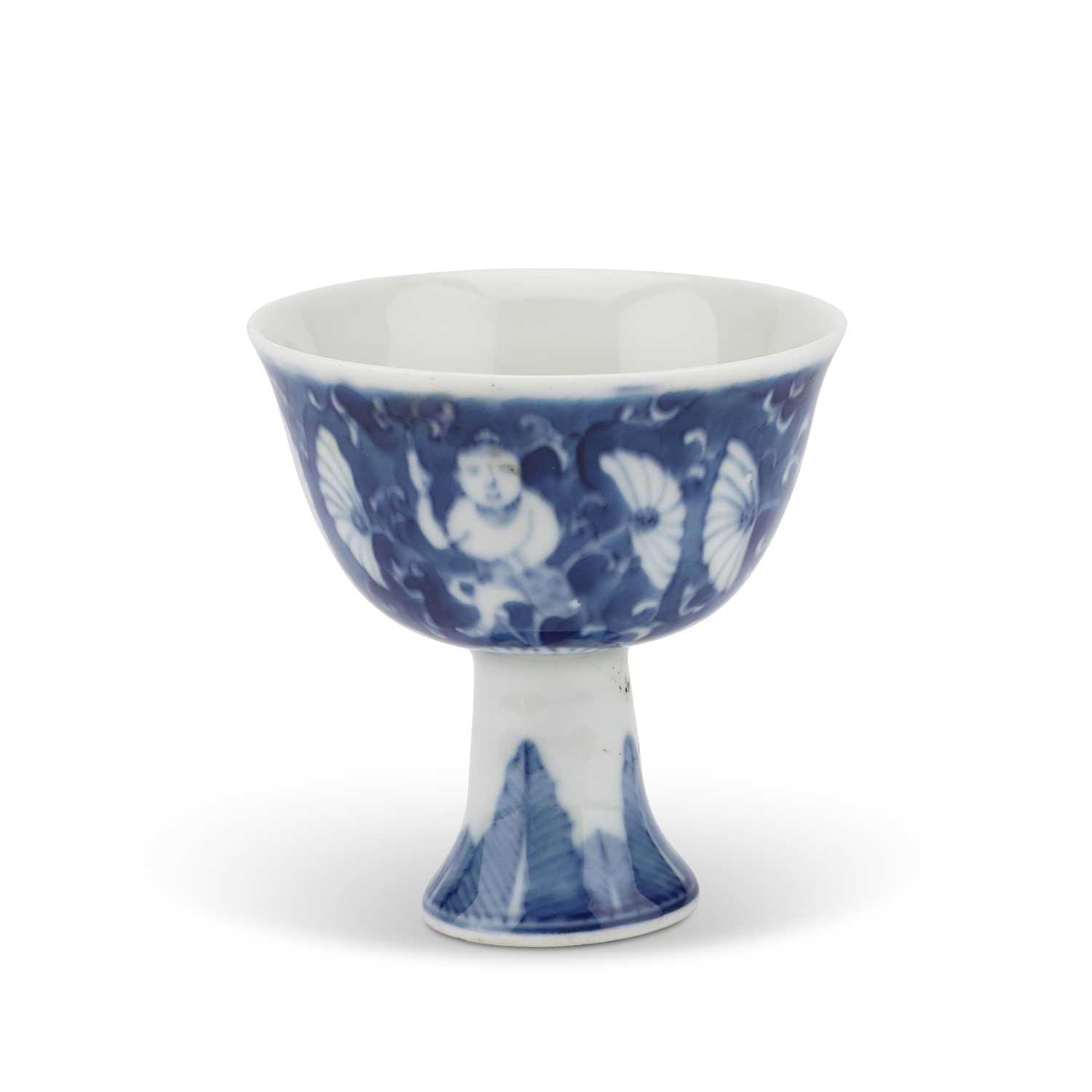 Lot 152 - A CHINESE BLUE AND WHITE STEM CUP