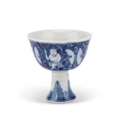 Lot 152 - A CHINESE BLUE AND WHITE STEM CUP