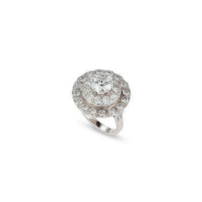 Lot 510 - AN 18 CARAT WHITE GOLD AND DIAMOND TARGET RING