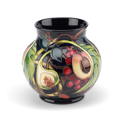 Lot 65 - A MOORCROFT POTTERY 'QUEEN'S CHOICE' VASE BY EMMA BOSSONS