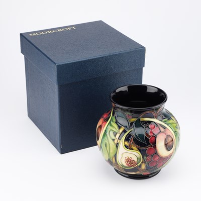 Lot 65 - A MOORCROFT POTTERY 'QUEEN'S CHOICE' VASE BY EMMA BOSSONS