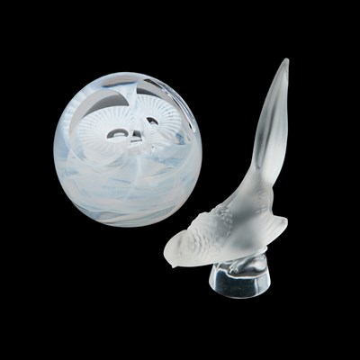 Lot 34 - A LALIQUE FROSTED GLASS FIGURE OF A BIRD
