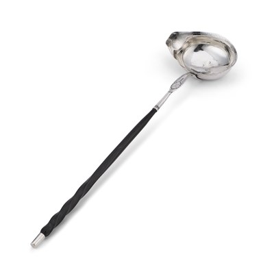 Lot 522 - A GEORGE III SILVER TODDY LADLE