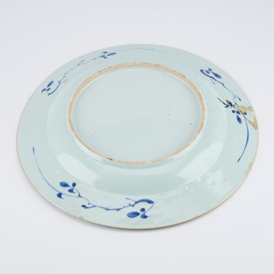 Lot 621 - AN 18TH CENTURY CHINESE BLUE AND WHITE CHARGER