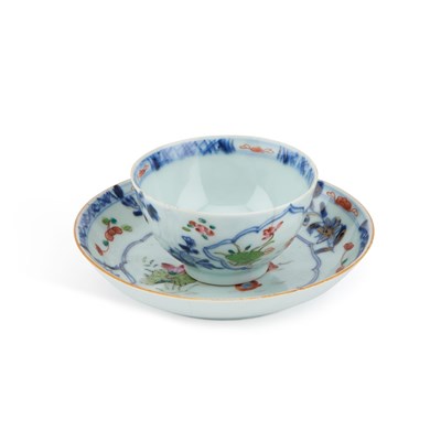 Lot 164 - AN 18TH CENTURY CHINESE FAMILLE ROSE TEA BOWL AND SAUCER