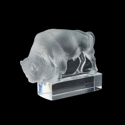 Lot 23 - RENÉ LALIQUE (FRENCH, 1860-1945), A 'BISON' PAPERWEIGHT, DESIGNED 1931