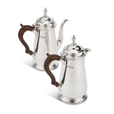 Lot 420 - A GEORGE VI SILVER COFFEE POT AND MATCHING HOT WATER JUG