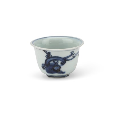 Lot 98 - A CHINESE PORCELAIN BLUE AND WHITE DRAGON WINE CUP, WANLI PERIOD