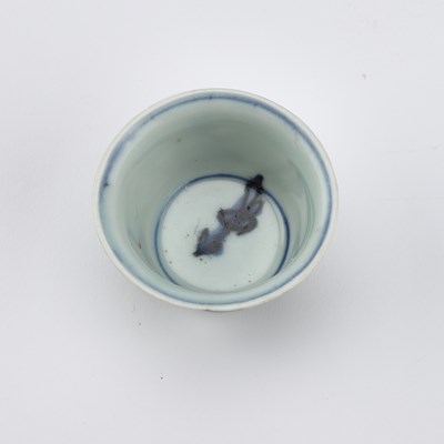 Lot 98 - A CHINESE PORCELAIN BLUE AND WHITE DRAGON WINE CUP, WANLI PERIOD