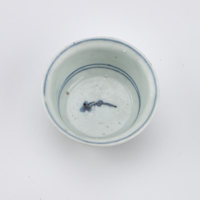 Lot 149 - A CHINESE PORCELAIN BLUE AND WHITE WINE CUP, JIAJING/ WANLI PERIOD