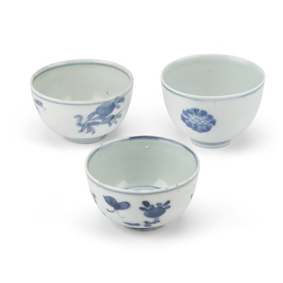 Lot 94 - THREE CHINESE PORCELAIN BLUE AND WHITE WINE CUPS, WANLI PERIOD