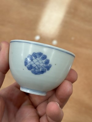 Lot 94 - THREE CHINESE PORCELAIN BLUE AND WHITE WINE CUPS, WANLI PERIOD