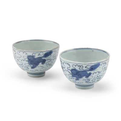 Lot 118 - A PAIR OF CHINESE PORCELAIN BLUE AND WHITE 'LION-DOG' WINE CUPS, JIAJING/ WANLI PERIOD