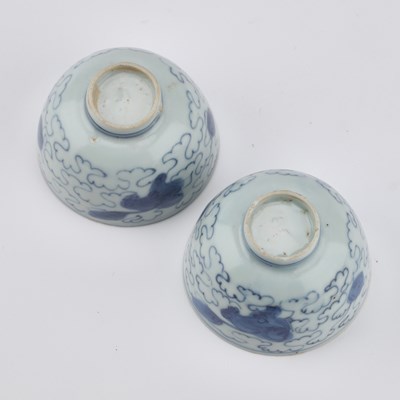 Lot 118 - A PAIR OF CHINESE PORCELAIN BLUE AND WHITE 'LION-DOG' WINE CUPS, JIAJING/ WANLI PERIOD