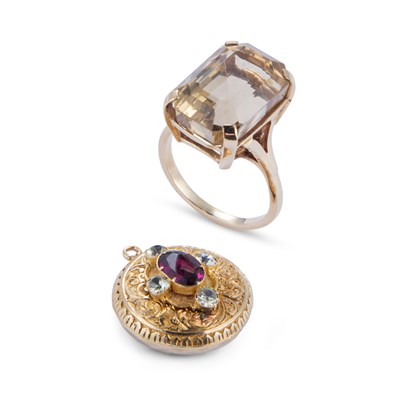 Lot 639 - A 9 CARAT GOLD DRESS RING