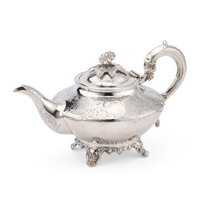 Lot 499 - AN EARLY VICTORIAN SILVER TEAPOT