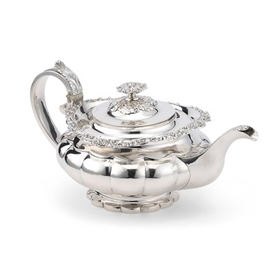 Lot 517 - A GEORGE IV SILVER TEAPOT