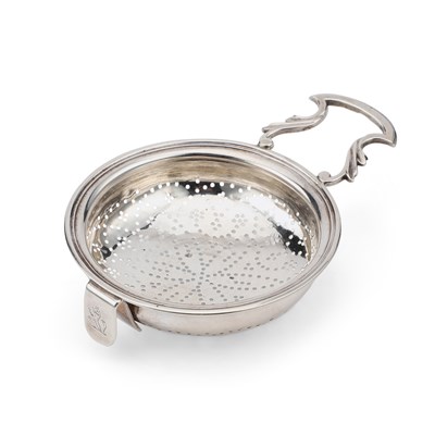 Lot 523 - AN 18TH CENTURY SILVER LEMON STRAINER