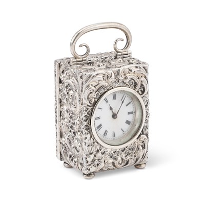 Lot 370 - A SMALL EDWARDIAN SILVER TRAVELLING CLOCK