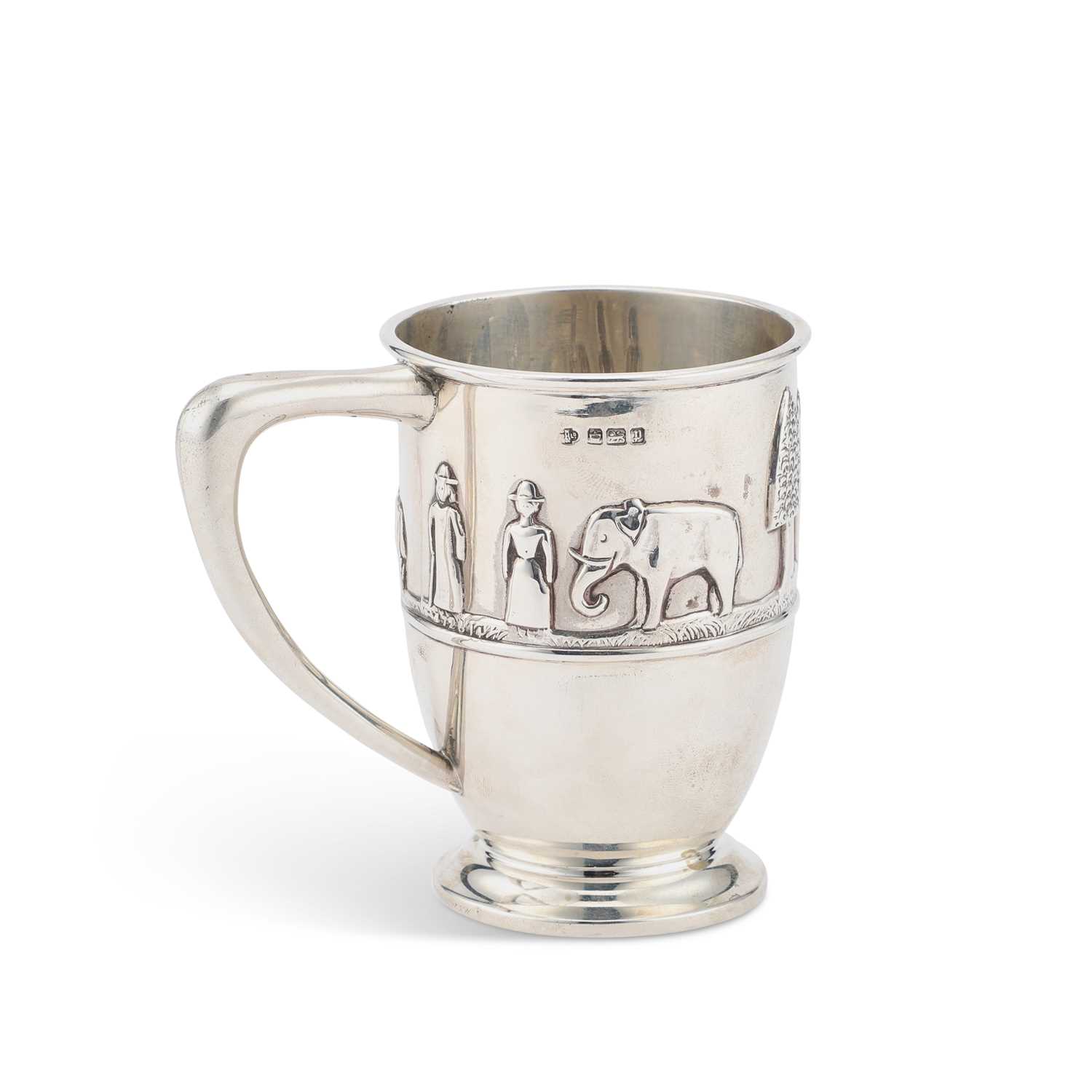 Lot 374 - AN EDWARDIAN SILVER 'NOAH'S ARK' NURSERY RHYME MUG