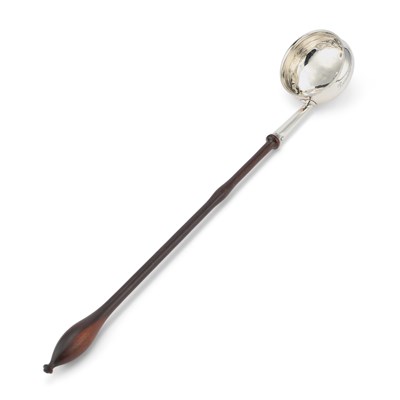 Lot 552 - A GEORGE III SILVER TODDY LADLE