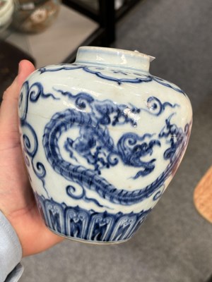 Lot 108 - A CHINESE BLUE AND WHITE 'DRAGON' JAR