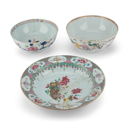 Lot 114 - TWO 18TH CENTURY CHINESE BOWLS AND AN 18TH CENTURY FAMILLE ROSE DISH
