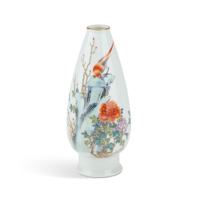 Lot 656 - A CHINESE FAMILLE ROSE VASE