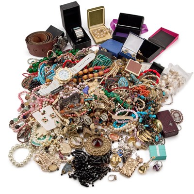 Lot 521 - A LARGE COLLECTION OF COSTUME JEWELLERY