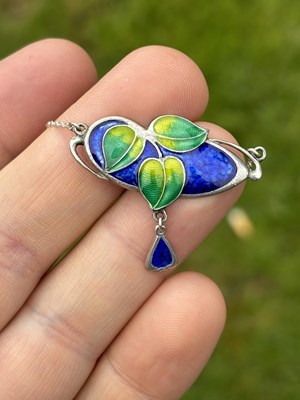 Lot 631 - CHARLES HORNER: AN ARTS AND CRAFTS SILVER AND ENAMEL PENDANT NECKLACE