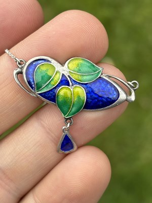 Lot 631 - CHARLES HORNER: AN ARTS AND CRAFTS SILVER AND ENAMEL PENDANT NECKLACE