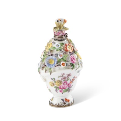 Lot 580 - AN ENGLISH SILVER-MOUNTED PORCELAIN SCENT BOTTLE, PROBABLY 18TH CENTURY