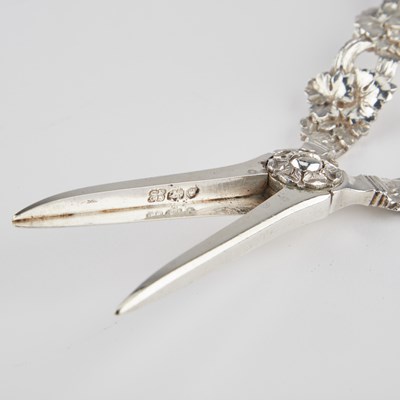 Lot 365 - A PAIR OF WILLIAM IV SILVER GRAPE SCISSORS