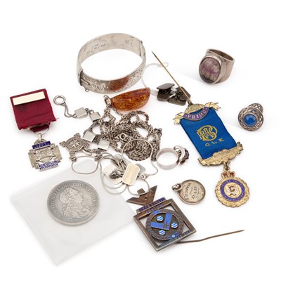 Lot 222 - A MIXED GROUP OF SILVER JEWELLERY, COINS, MEDALLIONS AND MASONIC JEWELS