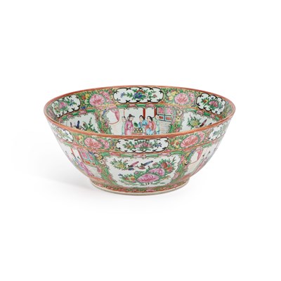 Lot 118 - A CHINESE CANTON FAMILLE ROSE PUNCH BOWL, LATE 19TH/ EARLY 20TH CENTURY