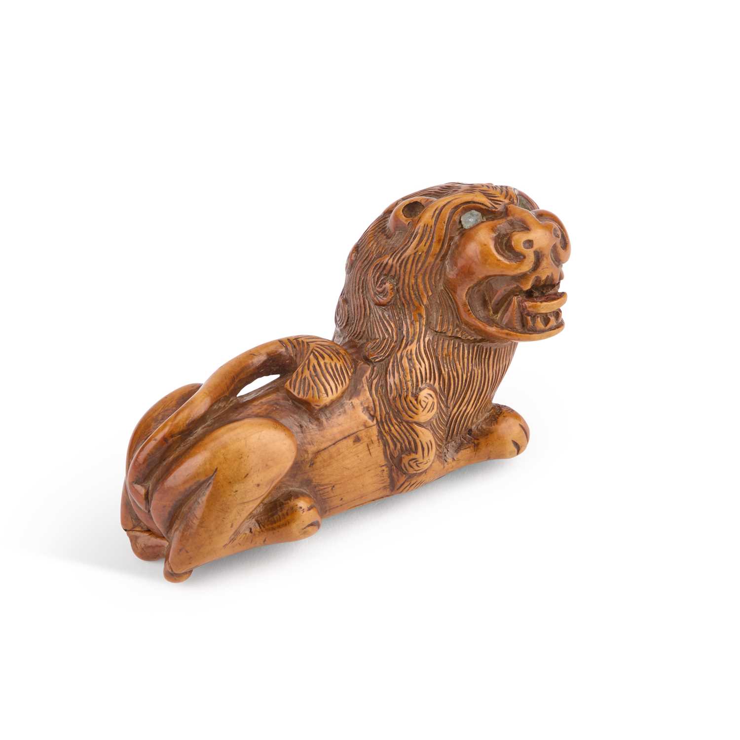Lot 480 - AN 18TH CENTURY FRUITWOOD 'LION' SNUFF BOX