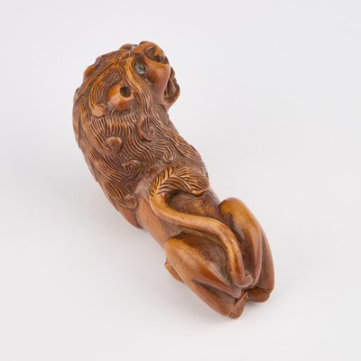 Lot 480 - AN 18TH CENTURY FRUITWOOD 'LION' SNUFF BOX