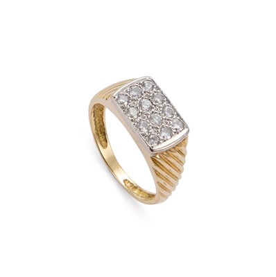 Lot 900 - AN 18 CARAT GOLD TWELVE STONE DIAMOND SIGNET RING