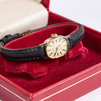Lot 484 - A LADY'S GOLD PLATED OMEGA GENEVE STRAP WATCH