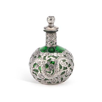 Lot 195 - A CHINESE SILVER-MOUNTED GREEN GLASS SCENT BOTTLE