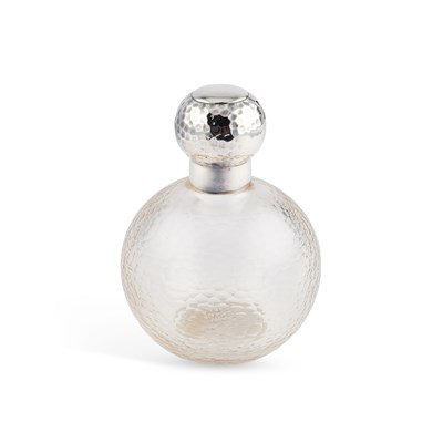 Lot 168 - AN EDWARDIAN SILVER-TOPPED GLASS SCENT BOTTLE