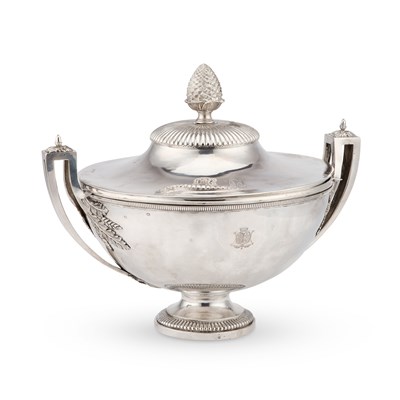 Lot 224 - AN EARLY 19TH CENTURY FRENCH SILVER SOUP TUREEN, COVER AND LINER