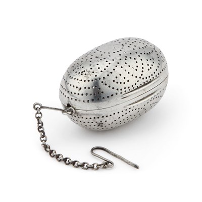 Lot 209 - A VICTORIAN SILVER TEA INFUSER