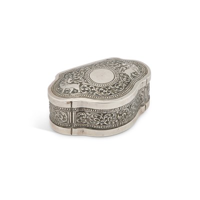 Lot 178 - AN INDIAN SILVER TABLE SNUFF BOX
