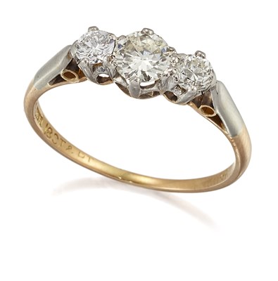 Lot 1544 - A DIAMOND THREE STONE RING