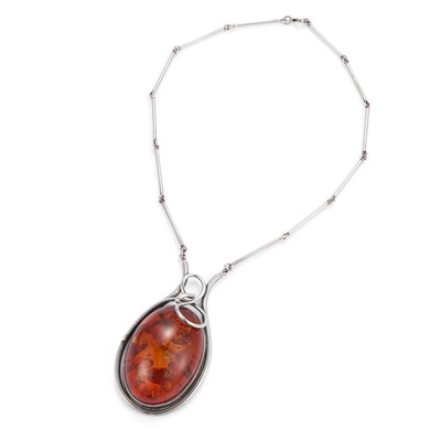 Lot 520 - A POLISH SILVER AND BALTIC AMBER NECKLACE