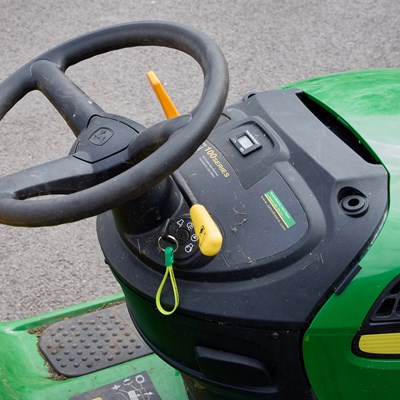 Lot 659 - A JOHN DEERE X105 AUTO RIDE-ON MOWER