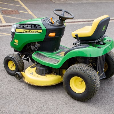 Lot 659 - A JOHN DEERE X105 AUTO RIDE-ON MOWER