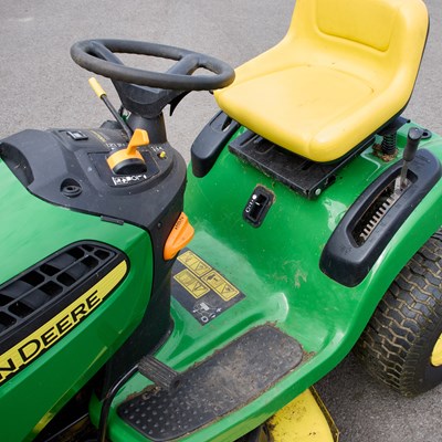 Lot 659 - A JOHN DEERE X105 AUTO RIDE-ON MOWER